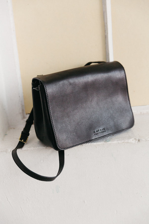 Lucy Black Classic Leather - O My Bag - Black leather bag with magnetic closure and shoulder strap