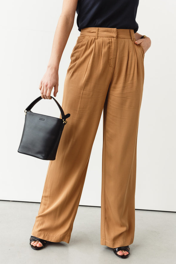Bobbi Bucket Bag Midi Black Classic Leather