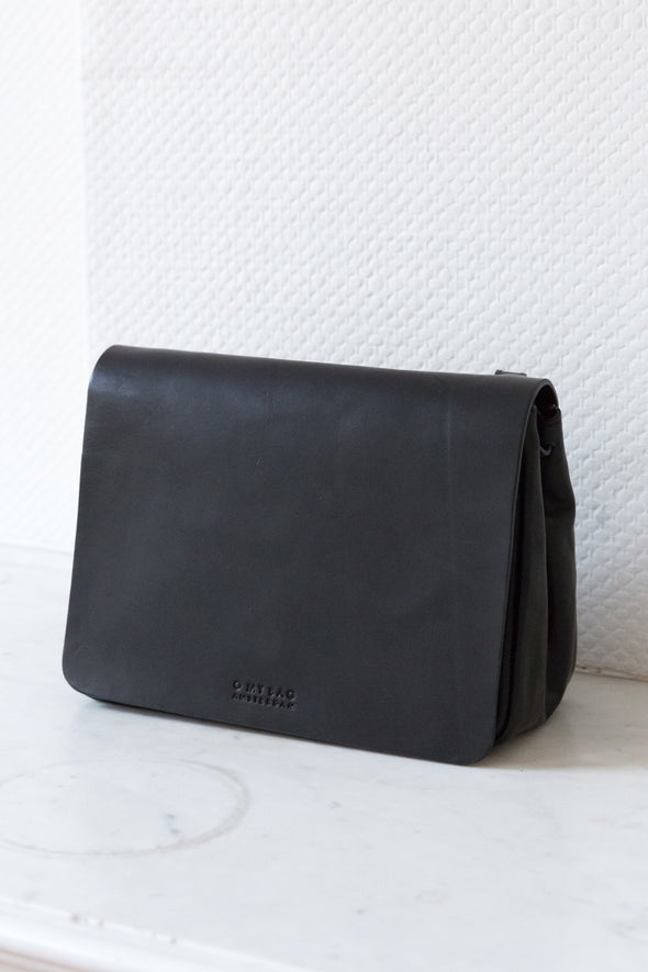 Lucy Black Classic Leather - O My Bag - Black leather bag with magnetic closure and shoulder strap
